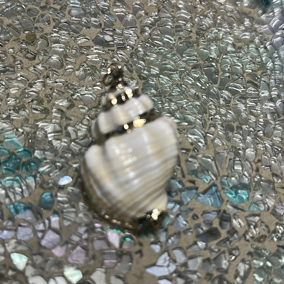 Gold shell 1” necklace charm - Picture 3 of 7